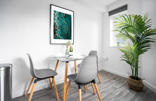 Cradley Heath Apartment | 2 Bedroom Deluxe Apartment - Secure Parking - Wifi - Netflix - Top Rated - 27C