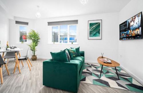 Cradley Heath Apartment | 2 Bedroom Deluxe Apartment - Secure Parking - Wifi - Netflix - Top Rated - 27C