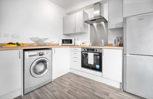 Cradley Heath Apartment | 2 Bedroom Deluxe Apartment - Secure Parking - Wifi - Netflix - Top Rated - 27C