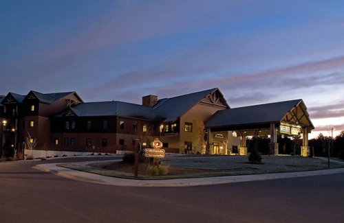 Lake Delton Condo | 2 Bedroom Deluxe Condo w/Kitchen, Sleeps 8, Waterpark, Glacier Canyon Resort!