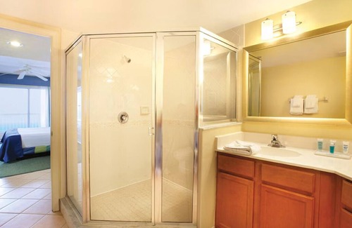 Pompano Beach Resort | 2 Bedroom Deluxe Suite at Royal Vista Resort