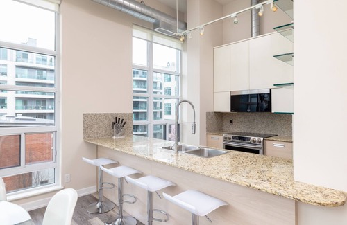 South Hill Condo | 2 bedroom + Den bright Casa Loma/Madison Avenue Loft Condo