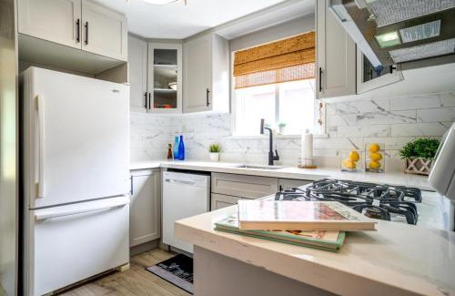 Topham Park Apartment | 2 Bedroom East-York bungalow
