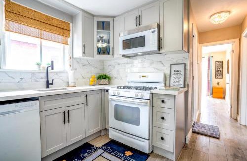 Topham Park Apartment | 2 Bedroom East-York bungalow