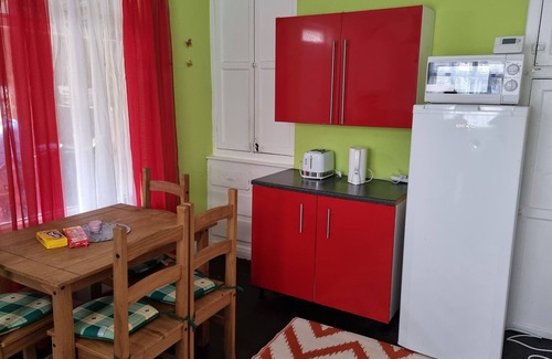 Bradford House | 2 bedroom ENTIRE HOUSE with private garden!