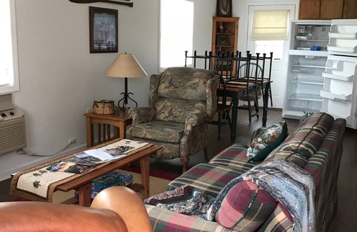 Russell Springs Cabin | 2 Bedroom Family Cabin #3 3/4 Miles to Cumberland Marina WIFI-NO CLEANING FEE!