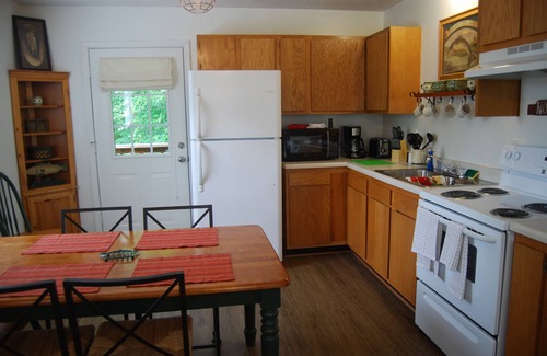 Russell Springs Cabin | 2 Bedroom Family Cabin #3 3/4 Miles to Cumberland Marina WIFI-NO CLEANING FEE!