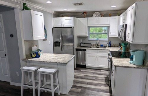 Valencia Lakes House | 2 Bedroom Family Guest House w Heated Saltwater Pool