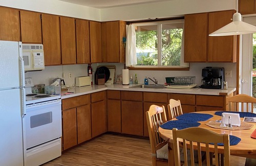 Mount Vernon House | 2+ bedroom family home on Lake Cavanaugh shores. Sleeps 6.