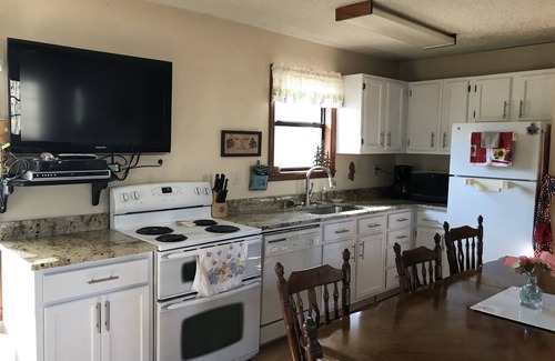 Bismarck House | 2 bedroom family vacation cottage (Caddo Cottage) near DeGray Lake.