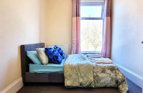 Rochdale Apartment | 2 Bedroom Flat Free Parking Fast Wi-Fi Self Check-in Visit Manchester Oldham Bury
