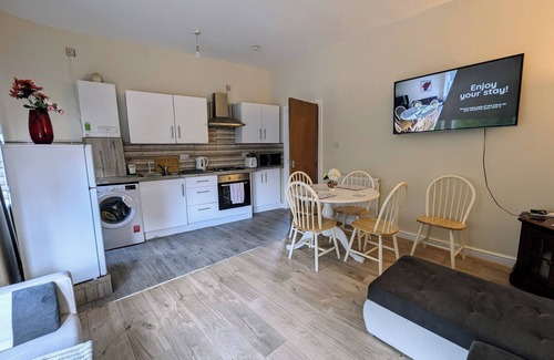 Salford Apartment | 2 Bedroom flat in Manchester. Close to city centre and Heaton Park.