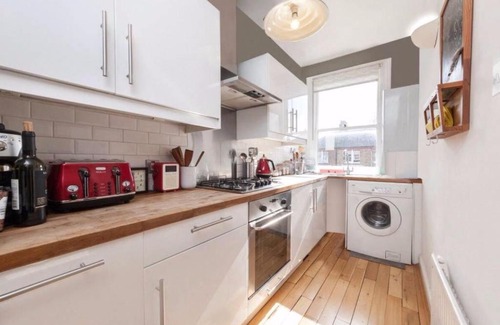 St. George's Apartment | 2 Bedroom Flat in North London Sleeps 4
