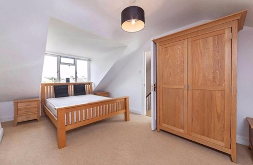 St. George's Apartment | 2 Bedroom Flat in North London Sleeps 4