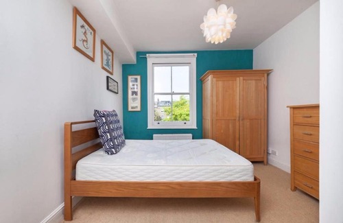 St. George's Apartment | 2 Bedroom Flat in North London Sleeps 4