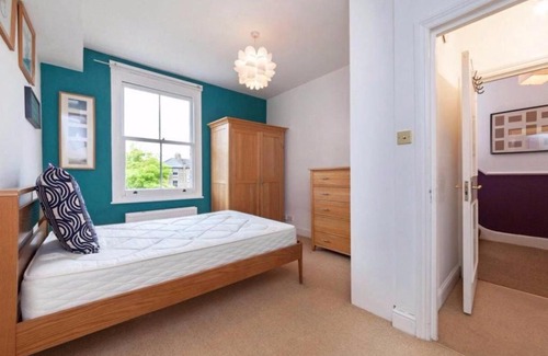 St. George's Apartment | 2 Bedroom Flat in North London Sleeps 4