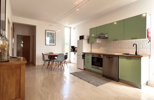 Pataias Apartment | 2 bedroom flat near Nazaré with huge saltwater pool, pool house, mountain view