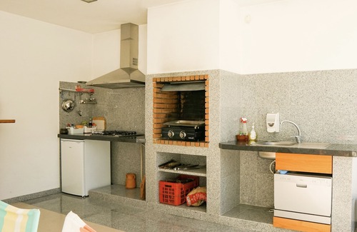 Pataias Apartment | 2 bedroom flat near Nazaré with huge saltwater pool, pool house, mountain view