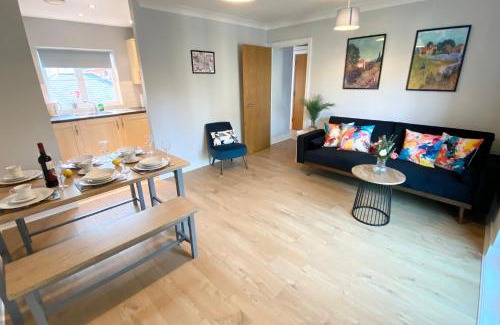 Redhill Apartment | 2 Bedroom Flat near Redhill train station, easy access to Gatwick & London