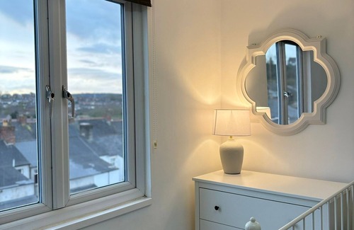 Penarth Apartment | 2-bedroom flat walking distance to Cardiff Bay Penarth Town Centre and Marina. n