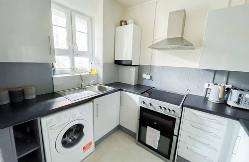 White City Apartment | 2 Bedroom flat with FREE Wi-Fi & Balcony in White City, Hammersmith