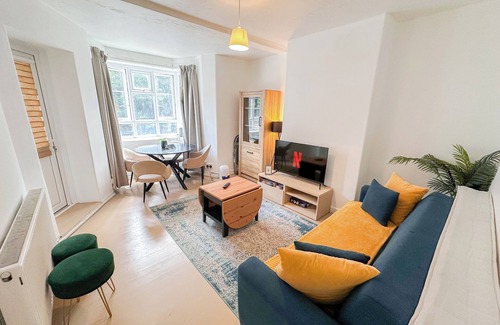 White City Apartment | 2 Bedroom flat with FREE Wi-Fi & Balcony in White City, Hammersmith