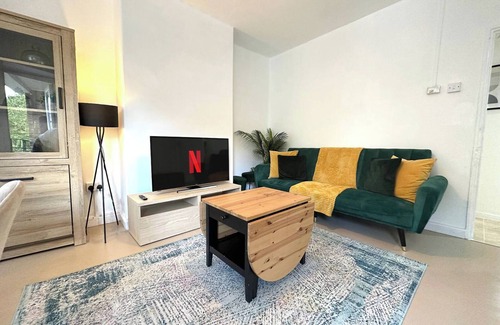 White City Apartment | 2 Bedroom flat with FREE Wi-Fi & Balcony in White City, Hammersmith