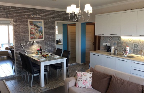 Trikomo Apartment | 2 BEDROOM FLAT WITH POOL AND RESTAURANT VIEW, 15 MIN WALK TO SANDY LONG BEACH