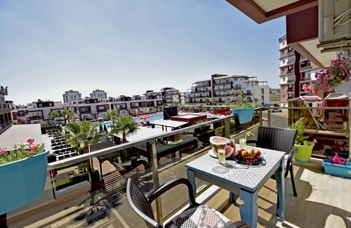 Trikomo Apartment | 2 BEDROOM FLAT WITH POOL AND RESTAURANT VIEW, 15 MIN WALK TO SANDY LONG BEACH