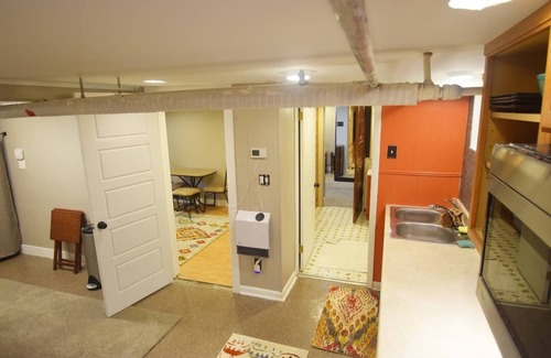 Sunnyside House | 2 bedroom Garden Level Getaway