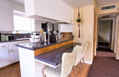 Oleander - Sunset House | 2 Bedroom Gated Townhouse with Private Entrance In Downtown Bakersfield