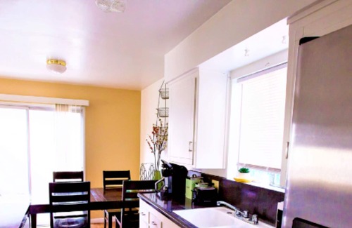 Oleander - Sunset House | 2 Bedroom Gated Townhouse with Private Entrance In Downtown Bakersfield