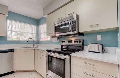 Isla del Sol Condo | 2 Bedroom Golf Course View, Near the Beach!