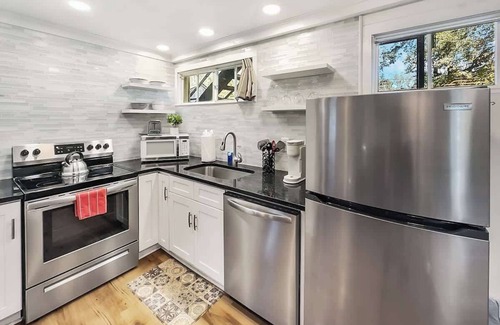 Charleston Apartment | 2-Bedroom Golf Course Getaway!