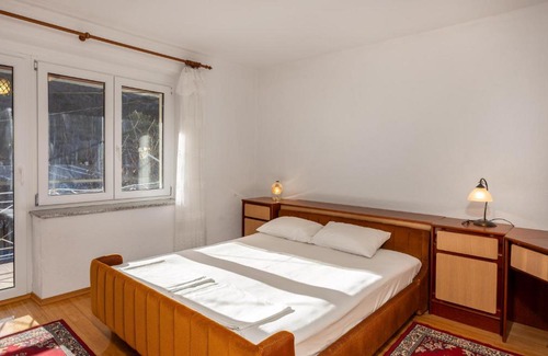 Veljun Primorski Apartment | 2 Bedroom Gorgeous Apartment In Knezica