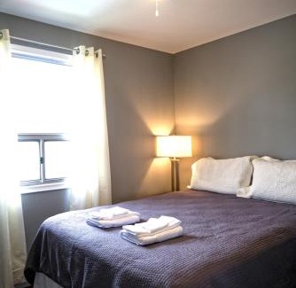 Roseneath House | 2 Bedroom Harbor Front Condo 9L