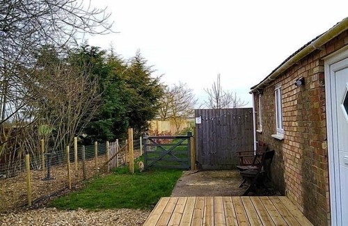 Tilney Fen End Cottage | 2 bedroom Holiday home in Norfolk, private field