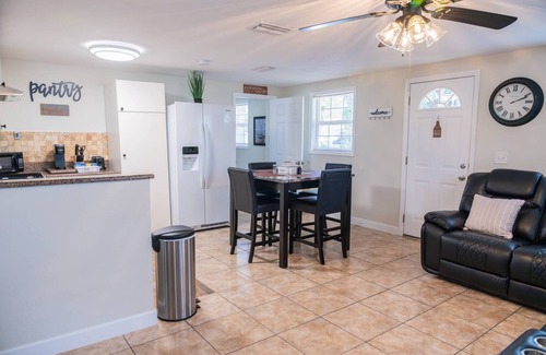 Bearss Plaza House | 2 Bedroom Home close to all Tampa's Attractions and Downtown!