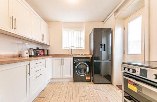 Bootle House | 2 Bedroom Home - Netflix , Nice Area