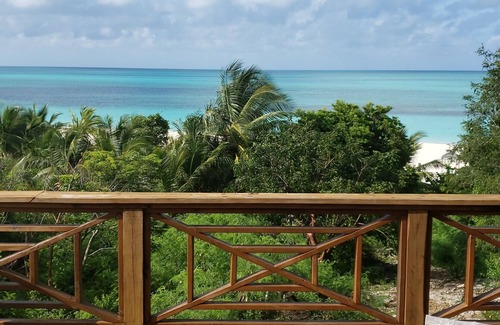 Orange Creek House | 2 Bedroom Home on the Prettiest Bay in North Cat Island
