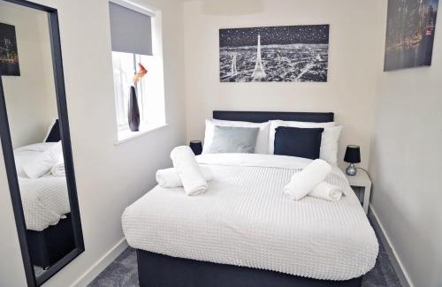 Forsbrook House | 2 Bedroom Home-Sleeps7 Fast Wifi Near AltonTowers