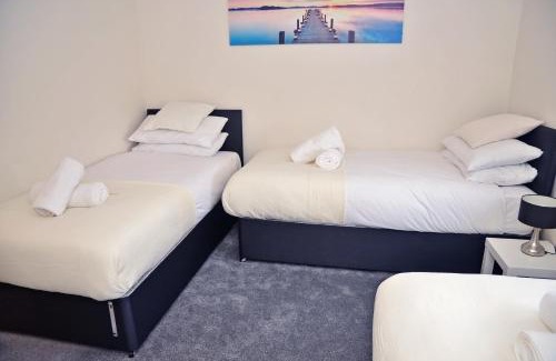 Forsbrook House | 2 Bedroom Home-Sleeps7 Fast Wifi Near AltonTowers