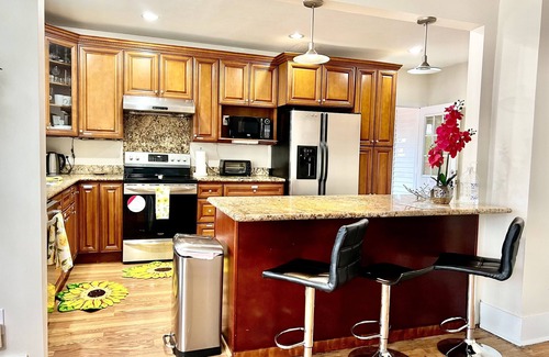 Rainier Valley House | 2 Bedroom Home w/Extra Sofa Bed 10 mins to Airport and 20 mins Downtown Seattle