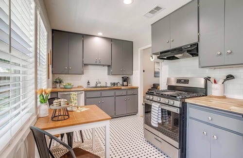 Granbury House | 2-bedroom Home with Hot Tub near Granbury Square