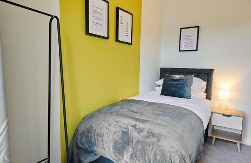 Great Harwood House | 2 Bedroom House- Contractors - Families - Sleeps 4