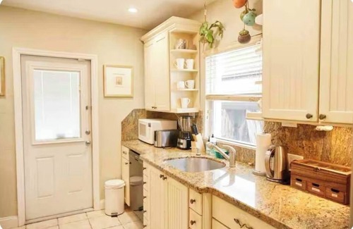 Royal Poinciana House | 2-bedroom house in charming Hollywood beach with beautiful tropical garden