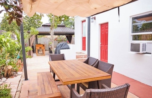 Royal Poinciana House | 2-bedroom house in charming Hollywood beach with beautiful tropical garden
