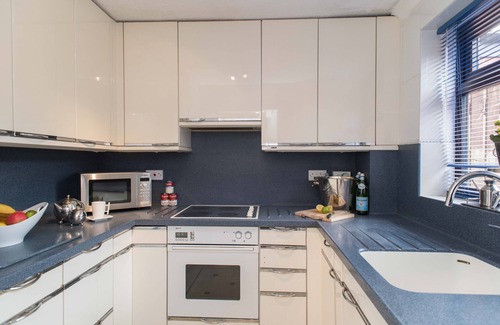 Chester House | 2 bedroom house in Chester city with parking, covered outdoor terrace and garden