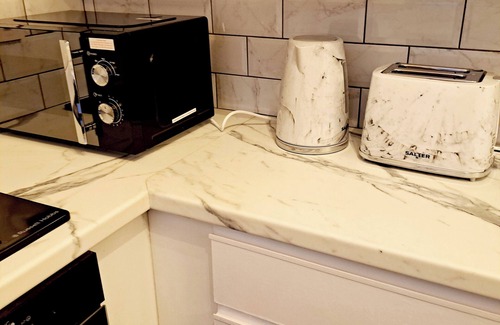 Leeds House | 2 Bedroom House in Leeds - Sleeps 5, Wifi, Parking