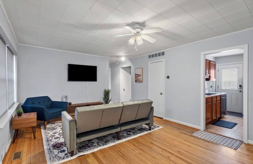 Royal Oak House | 2-bedroom house in Royal Oak .71 miles from hospital, Savings on monthly price